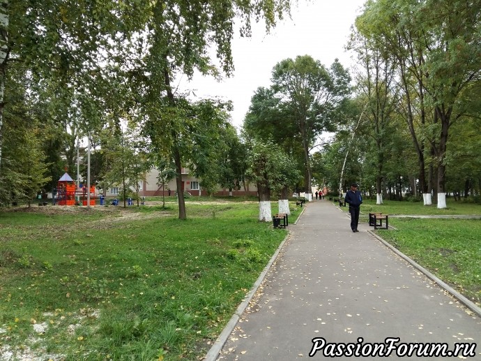 Парк небольшой, две аллейки, пока я там топала, подростки под руководством тренера занимались физкультурой Парк небольшой, две аллейки, пока я там топала, подростки под руководством тренера занимались физкультурой