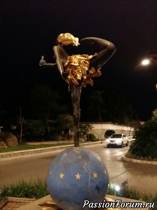 вот эта чуда стоит на полосе разделяющей дорогу, рядом с пешеходным переходом вот эта чуда стоит на полосе разделяющей дорогу, рядом с пешеходным переходом