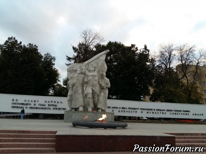 недалеко от вокзала, а их в Рязани два, расположен вот такой памятный мемориял недалеко от вокзала, а их в Рязани два, расположен вот такой памятный мемориял