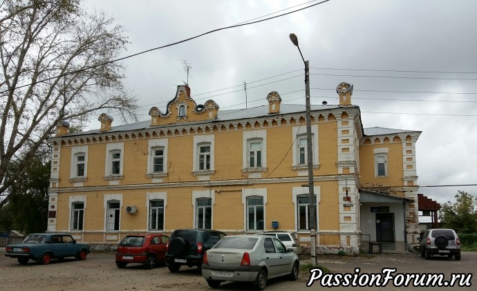 В самых солидных каменных зданиях расположились городские службы, вот здесь - полиция и еще несколько контор В самых солидных каменных зданиях расположились городские службы, вот здесь - полиция и еще несколько контор