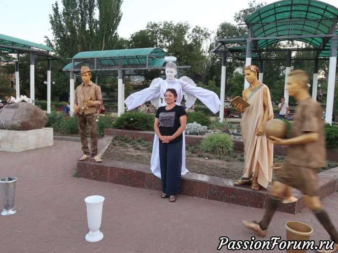 Прогулка по набережной вечерком! Фотографируются отдыхающие у "статуй"!!! Прогулка по набережной вечерком! Фотографируются отдыхающие у "статуй"!!!