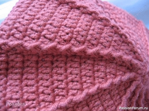 Берет крючком с рельефными столбиками