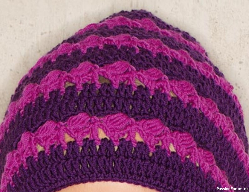 Полосатая шапка, сязанная крючком. Описание