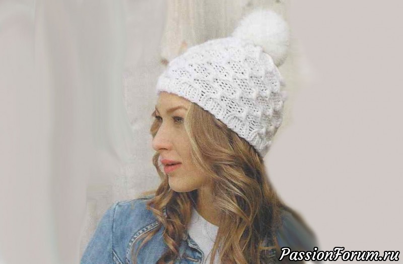 Белая шапка с помпоном