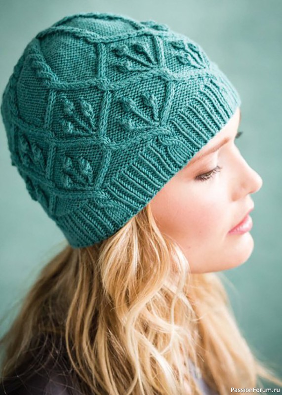 Бесшовная шапочка узором "бутоны роз"