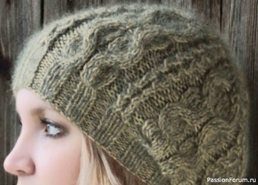 Шапочка спицами с узором из кос