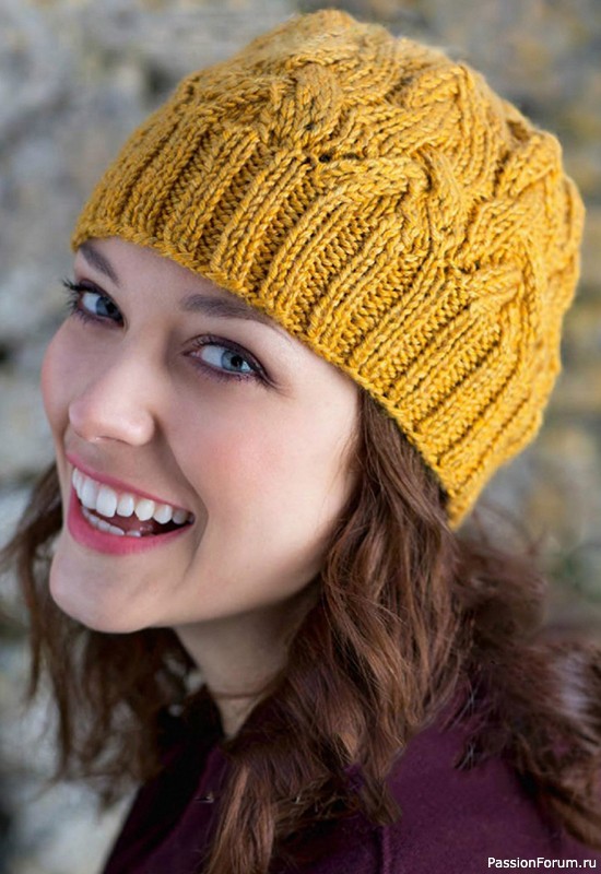 Яркая шапочка с узором из кос. Описание