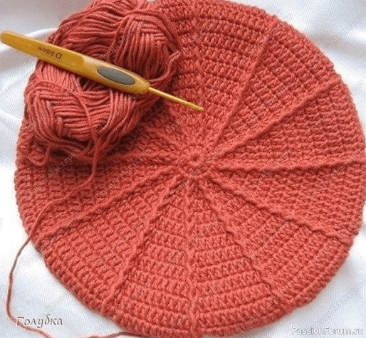 Берет крючком с рельефными столбиками