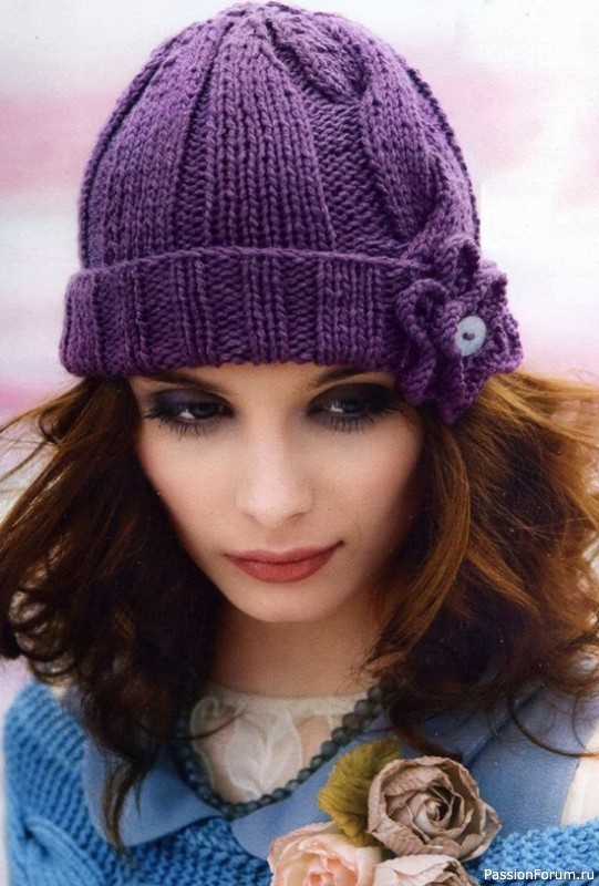 Вязаная шапочка с узором "коса" и цветком