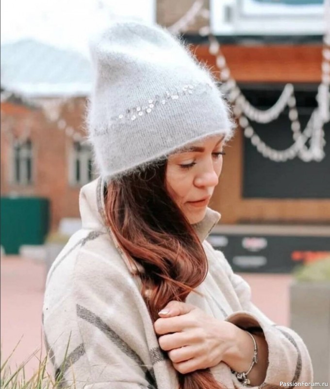 Шапочка из пуха норки с пайетками. Описание