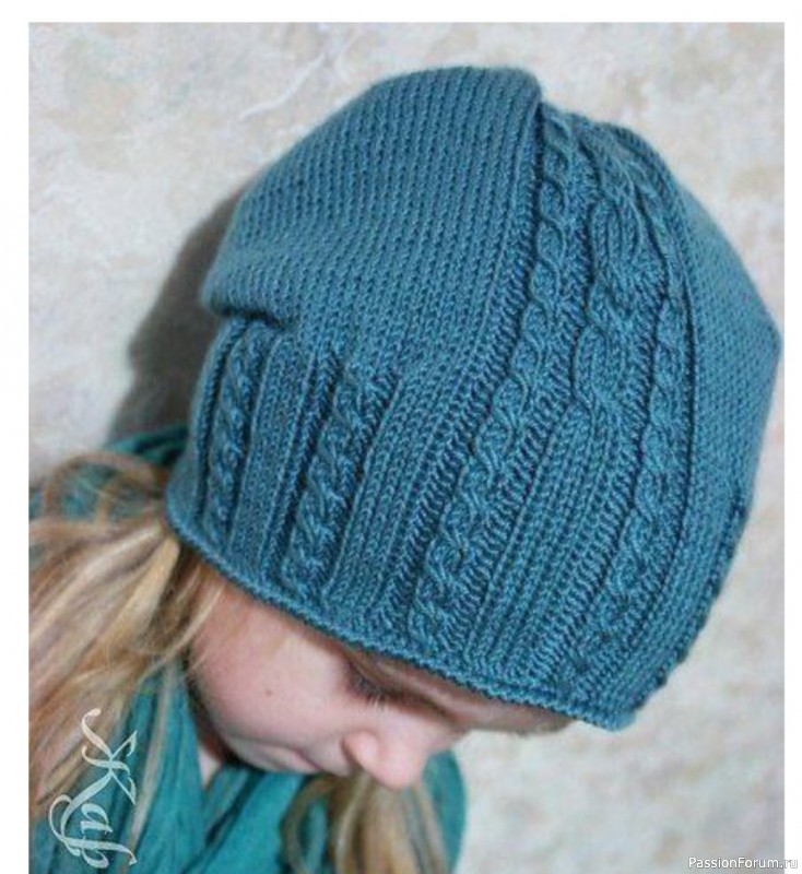 Вязаная шапка с изящными косами и резинкой