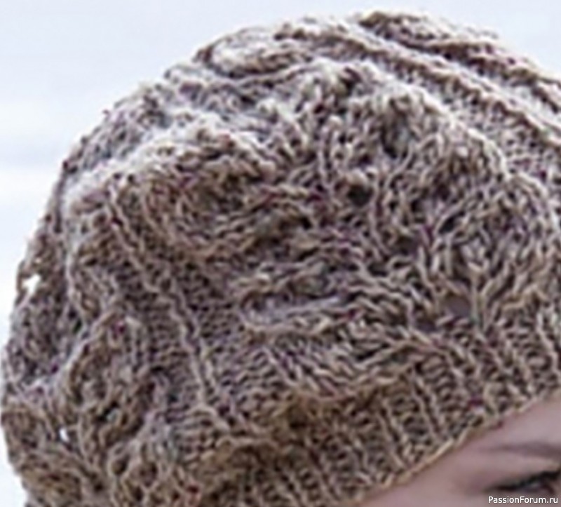 Берет спицами с узором из лиственных мотивов