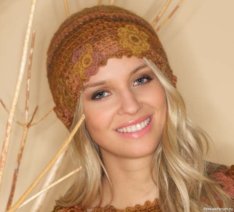 Меланжевая шапка с цветами. Описание