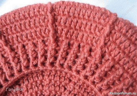 Берет крючком с рельефными столбиками