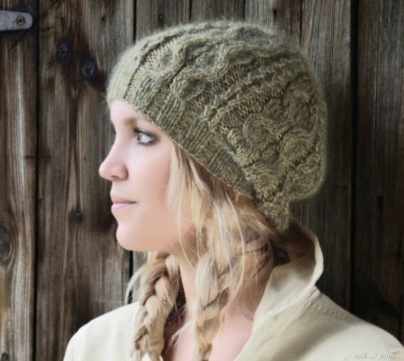 Шапочка спицами с узором из кос