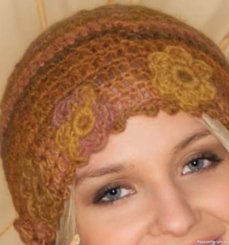 Меланжевая шапка с цветами. Описание