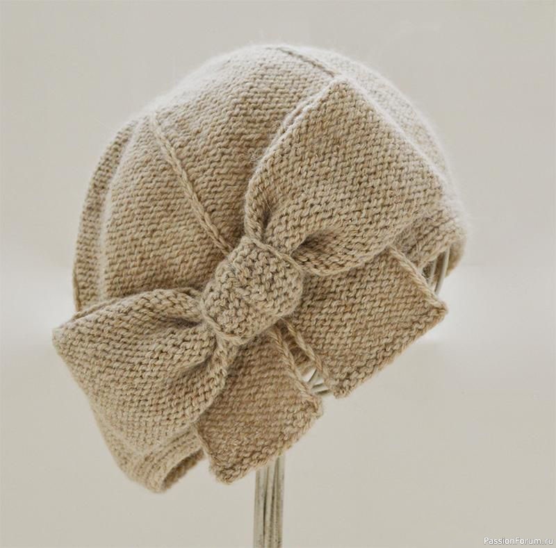 Вязаный берет спицами с объемным бантом