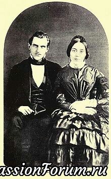Женщина в выцветшем платье и муж в скромном костюме фамилию которых знает весь мир