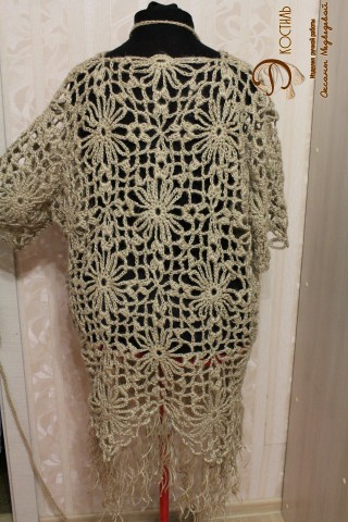 Платье-балахон с кистями, вязаное из джута.