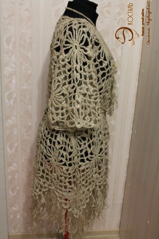 Платье-балахон с кистями, вязаное из джута.