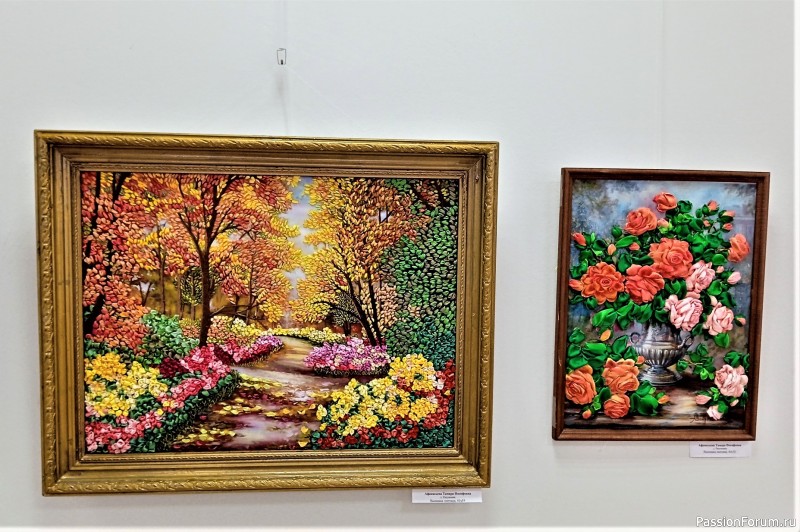 Красные, в горошек, мягкие, прохладные, Не дают покоя, ленточки нарядные... (На выставке в галерее) Красные, в горошек, мягкие, прохладные, Не дают покоя, ленточки нарядные... (На выставке в галерее)
