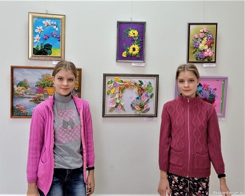 Красные, в горошек, мягкие, прохладные, Не дают покоя, ленточки нарядные... (На выставке в галерее) Красные, в горошек, мягкие, прохладные, Не дают покоя, ленточки нарядные... (На выставке в галерее)