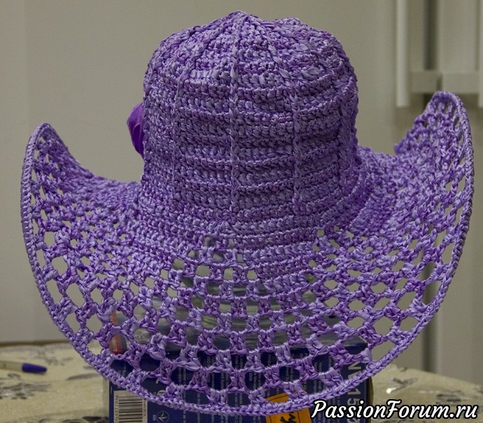 Шляпа связанная из атласных лент с цветочным декором.