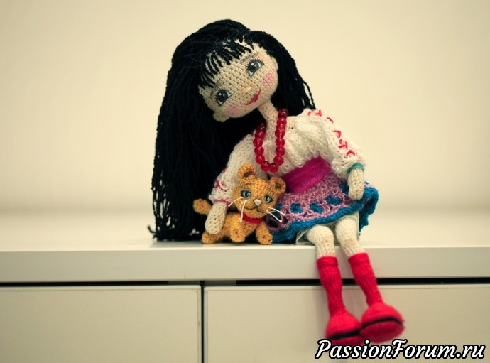 Кукла Оксана в украинском костюме с котиком