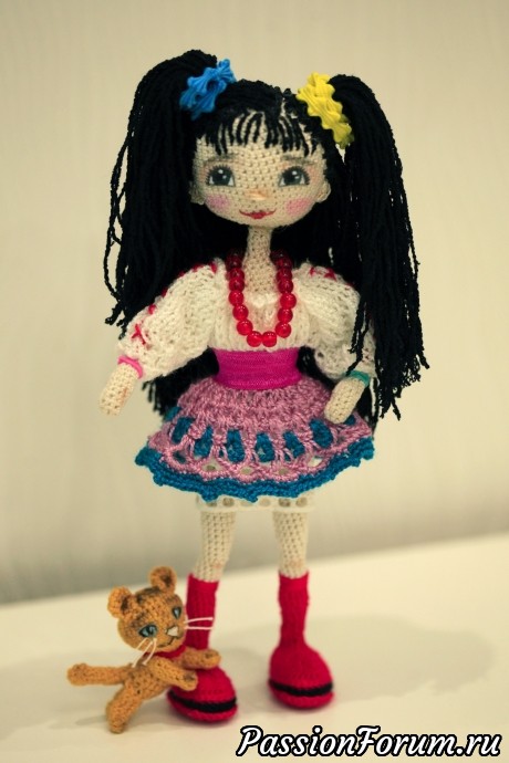 Кукла Оксана в украинском костюме с котиком