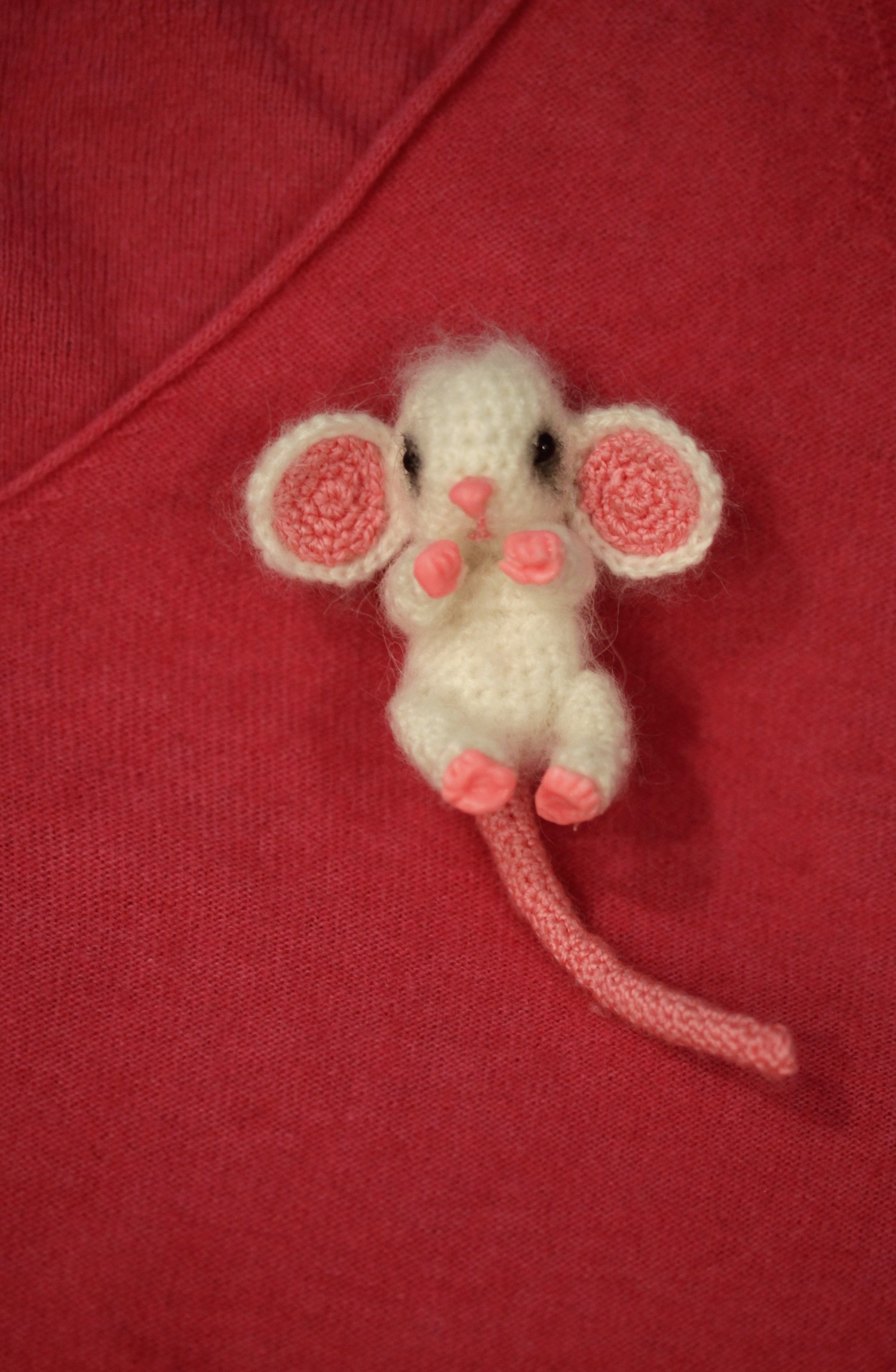 Как вязать лапки. Мышка из ниток. Носик мышки вязаный. Игрушки из пряжи с петельками. Лапки для вязаных игрушек.