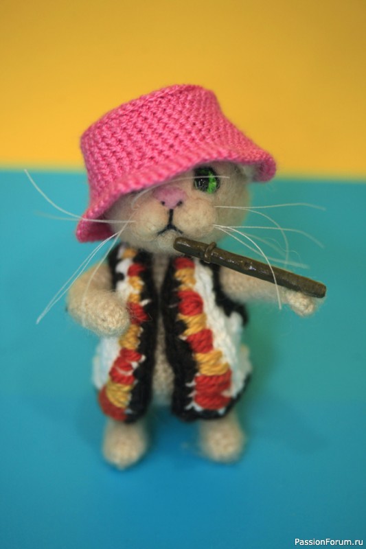 Котик в розовой шапочке