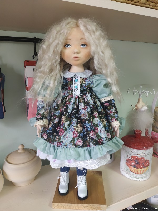 Авторская текстильная интерьерная кукла Леся