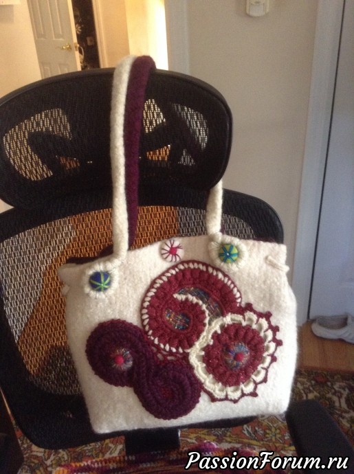 Моя вторая сумка вязано - сваленная и небольшое украшение на стенку в кухне ( единственное изделие)