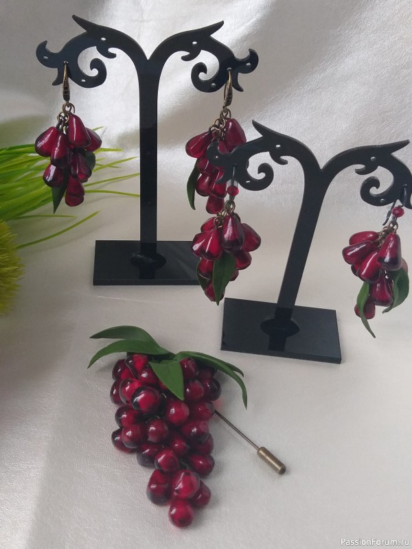 Серьги из гранатовых зерен