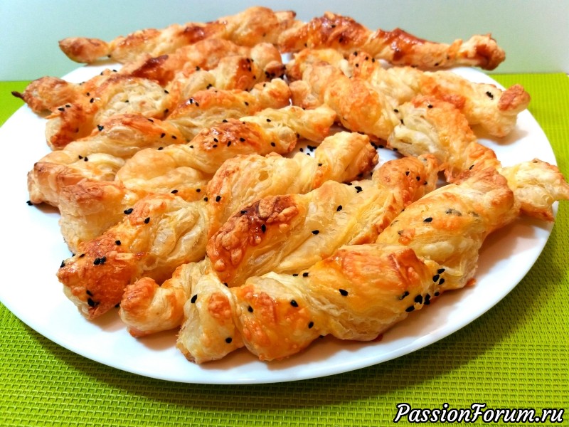 СЫРНЫЕ ПАЛОЧКИ ИЗ СЛОЕНОГО ТЕСТА. ВКУСНАЯ ЗАКУСКА