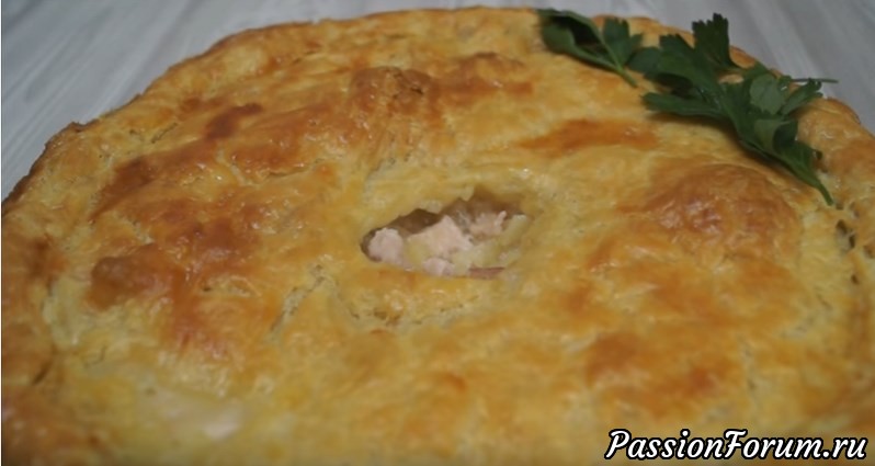 Сочный пирог с курицей из слоеного теста. Потрясающе вкусно!