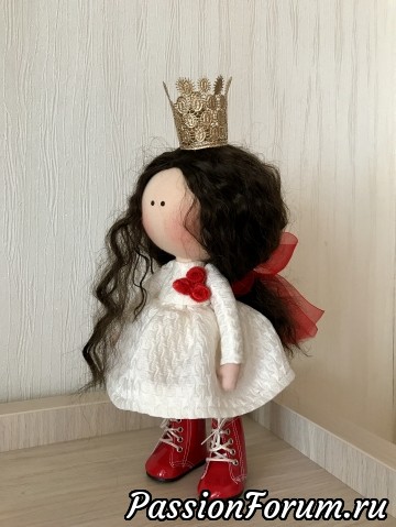 С короной...