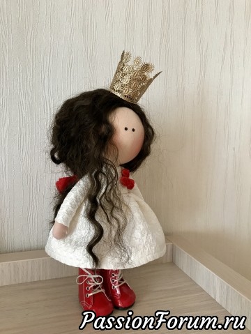 С короной...