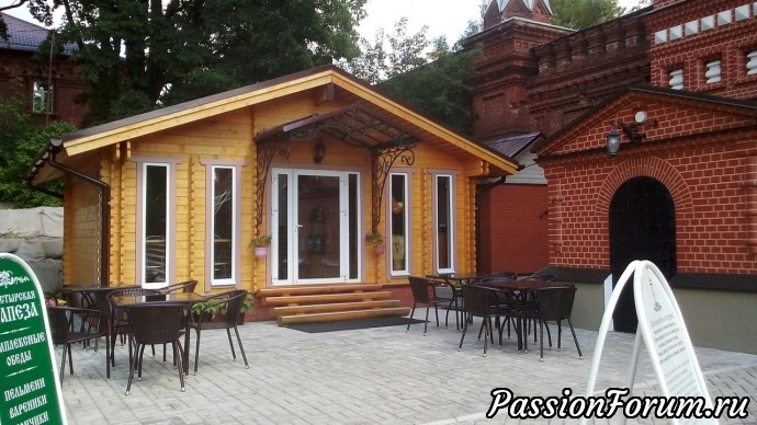 Тут же кафе у стены . Тут же кафе у стены .
