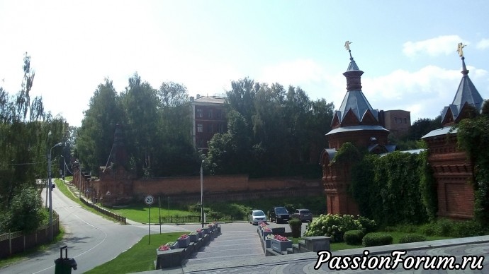 Ко входу ведёт лестница . Ко входу ведёт лестница .