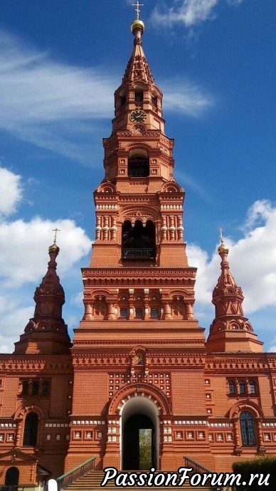 Колокольня и вход Колокольня и вход