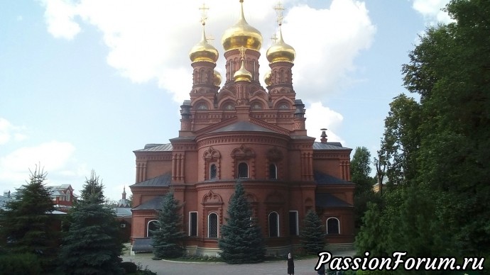Черниговский храм . Вид с лестницы . Черниговский храм . Вид с лестницы .