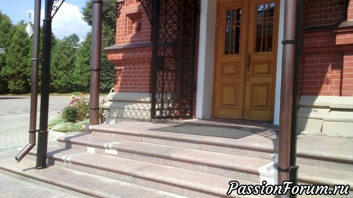 Это вход в пещерный храм .Туда я не пойду , просто так в пещеры не попасть , только с экскурсией . Это вход в пещерный храм .Туда я не пойду , просто так в пещеры не попасть , только с экскурсией .
