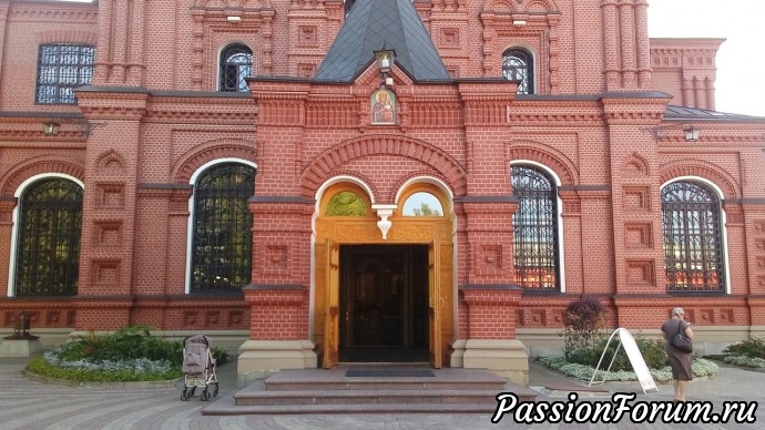 Вход в Черниговский храм . Вход в Черниговский храм .