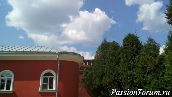В этом здании находятся пекарни . В этом здании находятся пекарни .