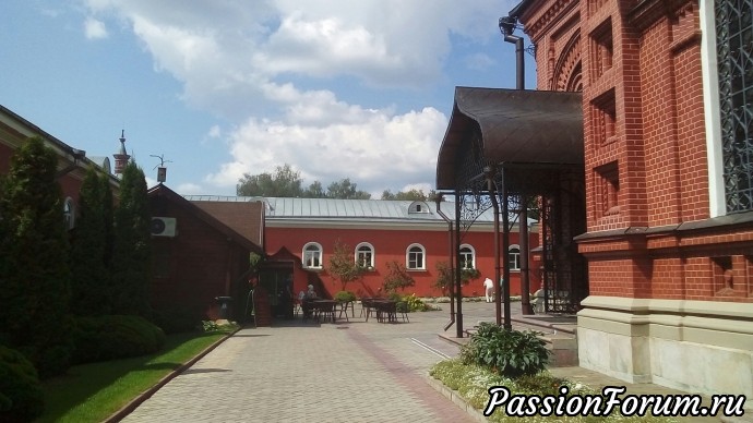 Далее тоже кафе и церковная лавка . Далее тоже кафе и церковная лавка .