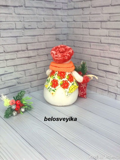 Снеговик с мешком подарков