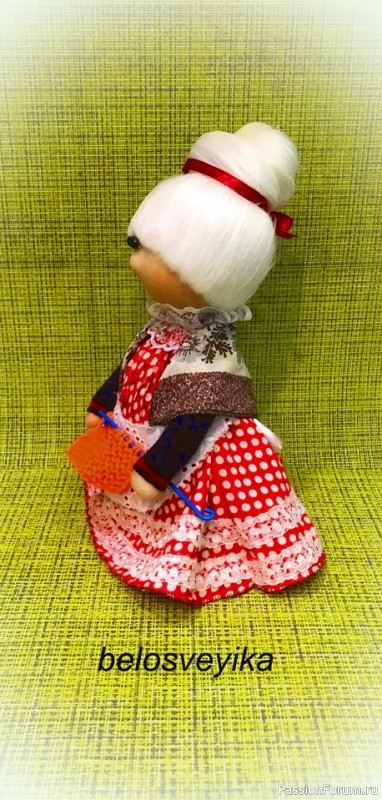 Кукла, которая вяжет