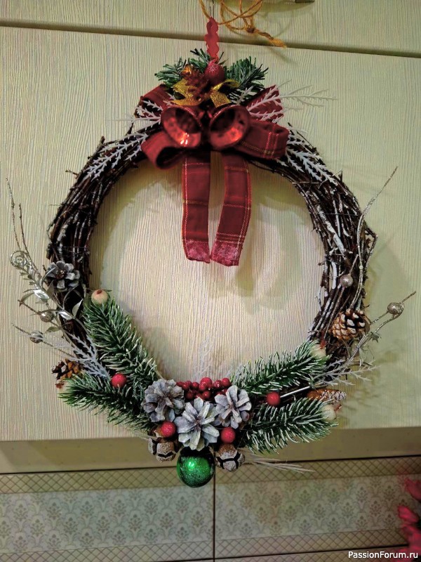 Новогодний венок на стену или дверь
