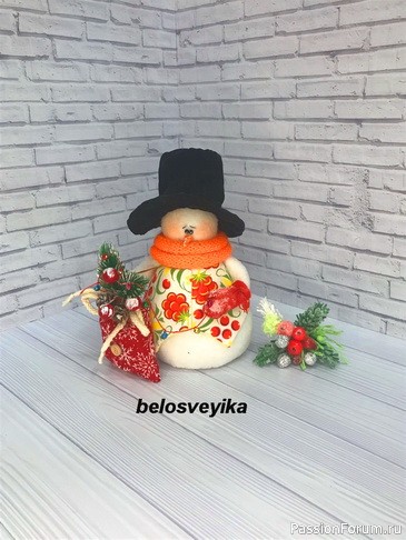 Снеговик с мешком подарков